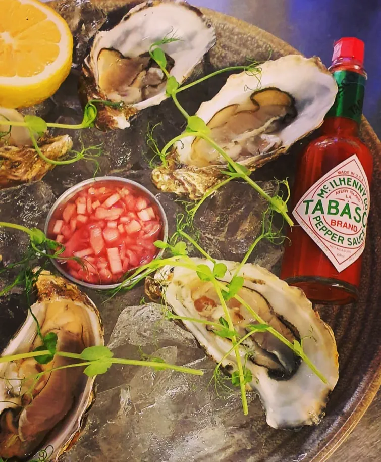 Fresh oysters on ice with lemon and Tabasco at Harbour Inn